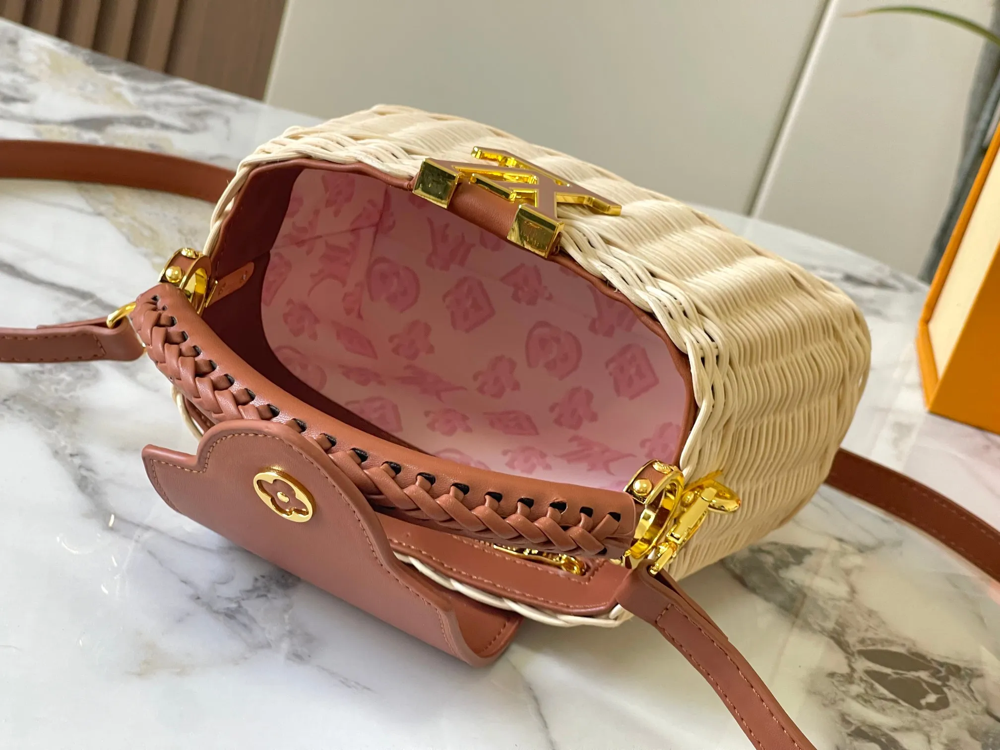 Upgraded version P660 M14365 This Capucines mini handbag has a unique rattan weaving structure that pays tribute to the Louis Vuitton picnic box design that came out in 1892. The cow leather shapes the top handle and flap, the LV letters reveal a metallic texture, and the detachable and adjustable leather shoulder strap makes it easy to carry on the shoulder. The gift box packaging provided with this product may be reasonably adjusted depending on the stock situation, and may be different from the packaging style displayed on this product page. Please refer to the actual gift box packaging style received for details. Size:21×14×8cm
