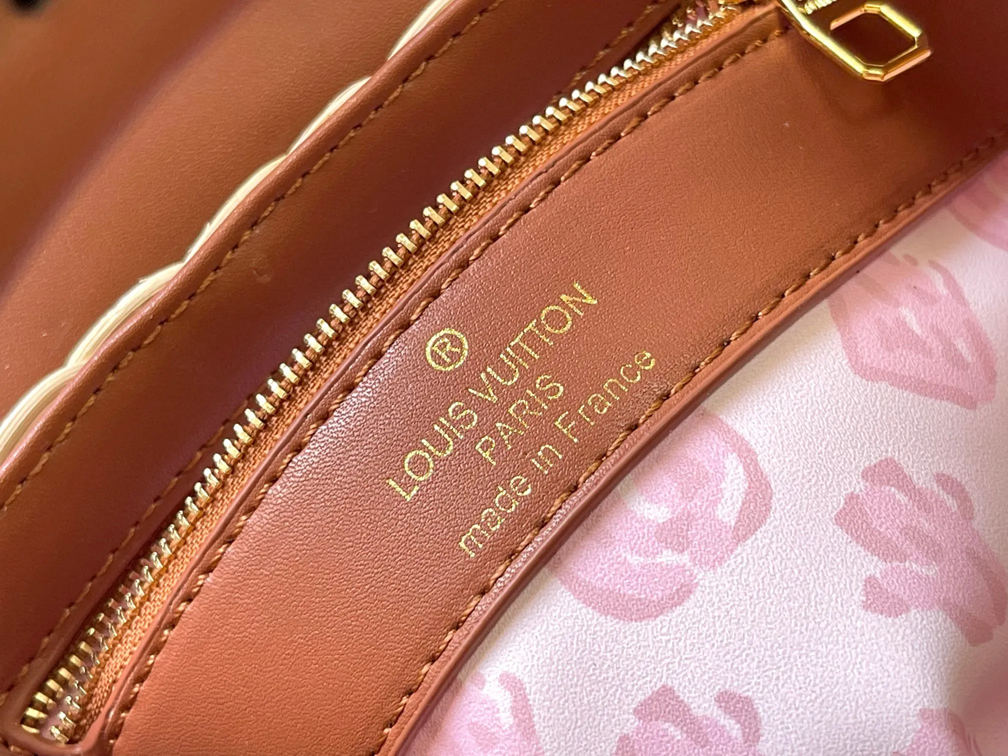Upgraded version P660 M14365 This Capucines mini handbag has a unique rattan weaving structure that pays tribute to the Louis Vuitton picnic box design that came out in 1892. The cow leather shapes the top handle and flap, the LV letters reveal a metallic texture, and the detachable and adjustable leather shoulder strap makes it easy to carry on the shoulder. The gift box packaging provided with this product may be reasonably adjusted depending on the stock situation, and may be different from the packaging style displayed on this product page. Please refer to the actual gift box packaging style received for details. Size:21×14×8cm