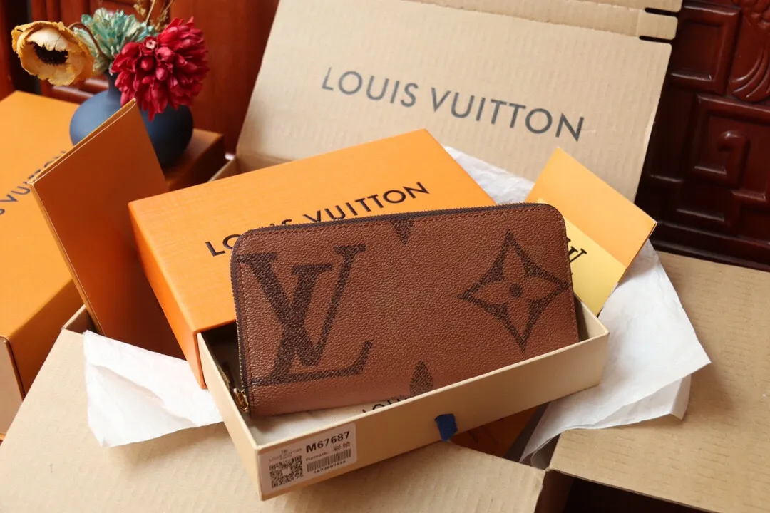 Top-quality ZIPPY zipper wallet M67687 P420 This Zippy zipper wallet is made of classic VVN leather and outlined with Giant Monogram Reverse canvas. The large LV letters and Monogram flower clusters are full of fun. The full zipper design is compact and sophisticated. 19.5 x 10.5 x 2.5 cm (length x height x width).