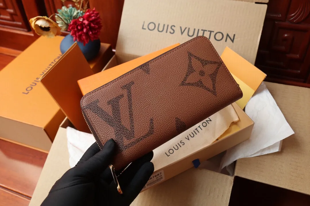 Top-quality ZIPPY zipper wallet M67687 P420 This Zippy zipper wallet is made of classic VVN leather and outlined with Giant Monogram Reverse canvas. The large LV letters and Monogram flower clusters are full of fun. The full zipper design is compact and sophisticated. 19.5 x 10.5 x 2.5 cm (length x height x width).