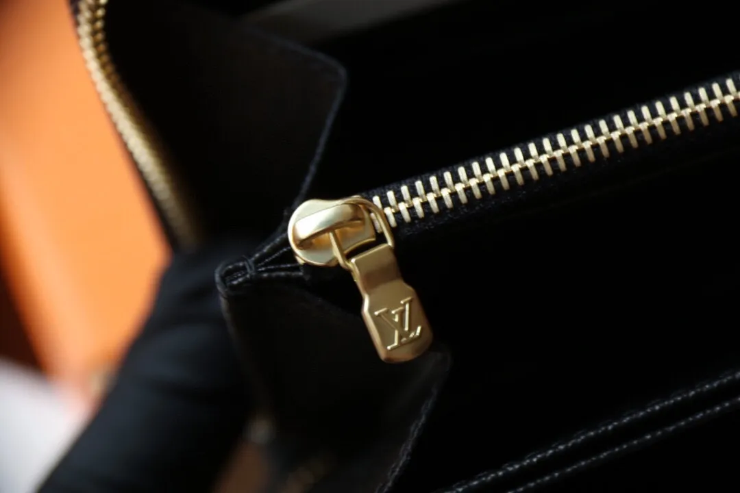 Top-quality ZIPPY zipper wallet M67687 P420 This Zippy zipper wallet is made of classic VVN leather and outlined with Giant Monogram Reverse canvas. The large LV letters and Monogram flower clusters are full of fun. The full zipper design is compact and sophisticated. 19.5 x 10.5 x 2.5 cm (length x height x width).