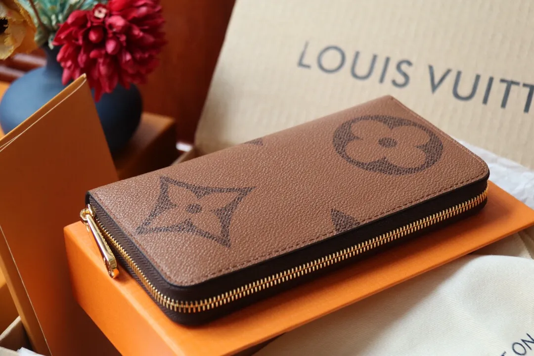 Top-quality ZIPPY zipper wallet M67687 P420 This Zippy zipper wallet is made of classic VVN leather and outlined with Giant Monogram Reverse canvas. The large LV letters and Monogram flower clusters are full of fun. The full zipper design is compact and sophisticated. 19.5 x 10.5 x 2.5 cm (length x height x width).