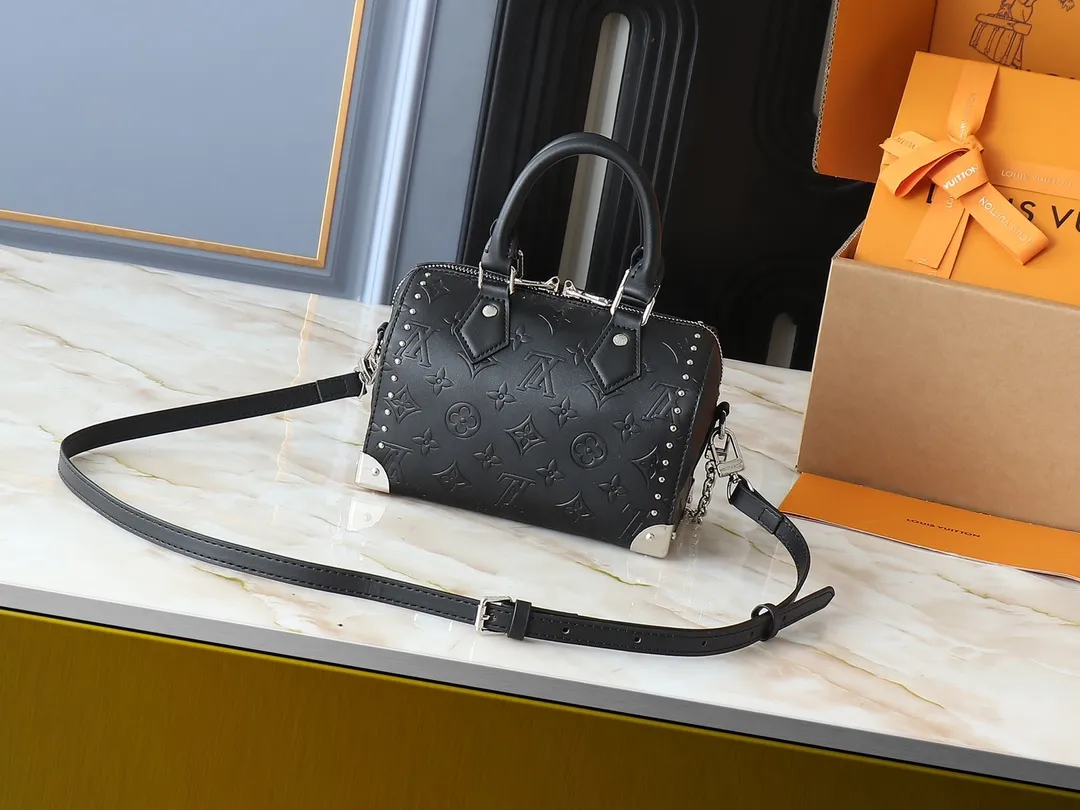 💰280💰Upgraded from the original M14575 M13146 Monogram Bold Speedy 20 Trunk handbag, it appeared in the 2025 Cruise early spring show in Monogram canvas. This time, it is smooth Monogram embossed cow leather integrated with Yingze metal parts, with iconic details such as padlocks, hard case-style corners and detachable woven chains. Internal slip pocket ensures neat storage of daily needs. Dimensions: 20.5 x 13.5 x 11.0 cm (length x height x width)