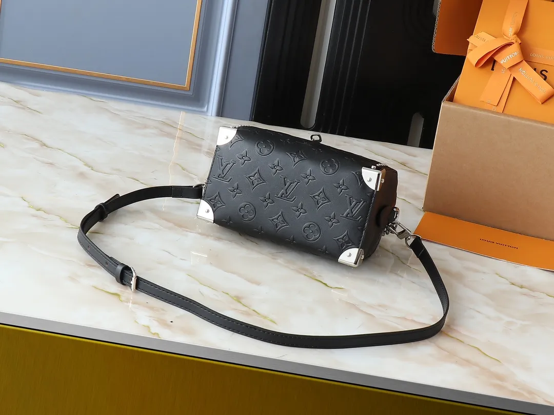 💰280💰Upgraded from the original M14575 M13146 Monogram Bold Speedy 20 Trunk handbag, it appeared in the 2025 Cruise early spring show in Monogram canvas. This time, it is smooth Monogram embossed cow leather integrated with Yingze metal parts, with iconic details such as padlocks, hard case-style corners and detachable woven chains. Internal slip pocket ensures neat storage of daily needs. Dimensions: 20.5 x 13.5 x 11.0 cm (length x height x width)