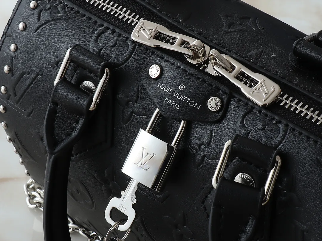💰280💰Upgraded from the original M14575 M13146 Monogram Bold Speedy 20 Trunk handbag, it appeared in the 2025 Cruise early spring show in Monogram canvas. This time, it is smooth Monogram embossed cow leather integrated with Yingze metal parts, with iconic details such as padlocks, hard case-style corners and detachable woven chains. Internal slip pocket ensures neat storage of daily needs. Dimensions: 20.5 x 13.5 x 11.0 cm (length x height x width)