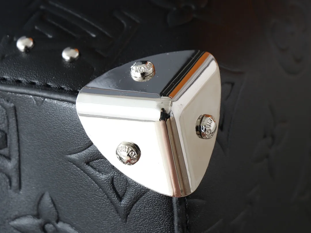 💰280💰Upgraded from the original M14575 M13146 Monogram Bold Speedy 20 Trunk handbag, it appeared in the 2025 Cruise early spring show in Monogram canvas. This time, it is smooth Monogram embossed cow leather integrated with Yingze metal parts, with iconic details such as padlocks, hard case-style corners and detachable woven chains. Internal slip pocket ensures neat storage of daily needs. Dimensions: 20.5 x 13.5 x 11.0 cm (length x height x width)