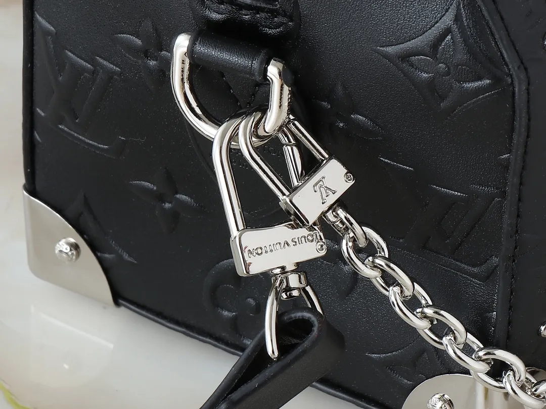 💰280💰Upgraded from the original M14575 M13146 Monogram Bold Speedy 20 Trunk handbag, it appeared in the 2025 Cruise early spring show in Monogram canvas. This time, it is smooth Monogram embossed cow leather integrated with Yingze metal parts, with iconic details such as padlocks, hard case-style corners and detachable woven chains. Internal slip pocket ensures neat storage of daily needs. Dimensions: 20.5 x 13.5 x 11.0 cm (length x height x width)
