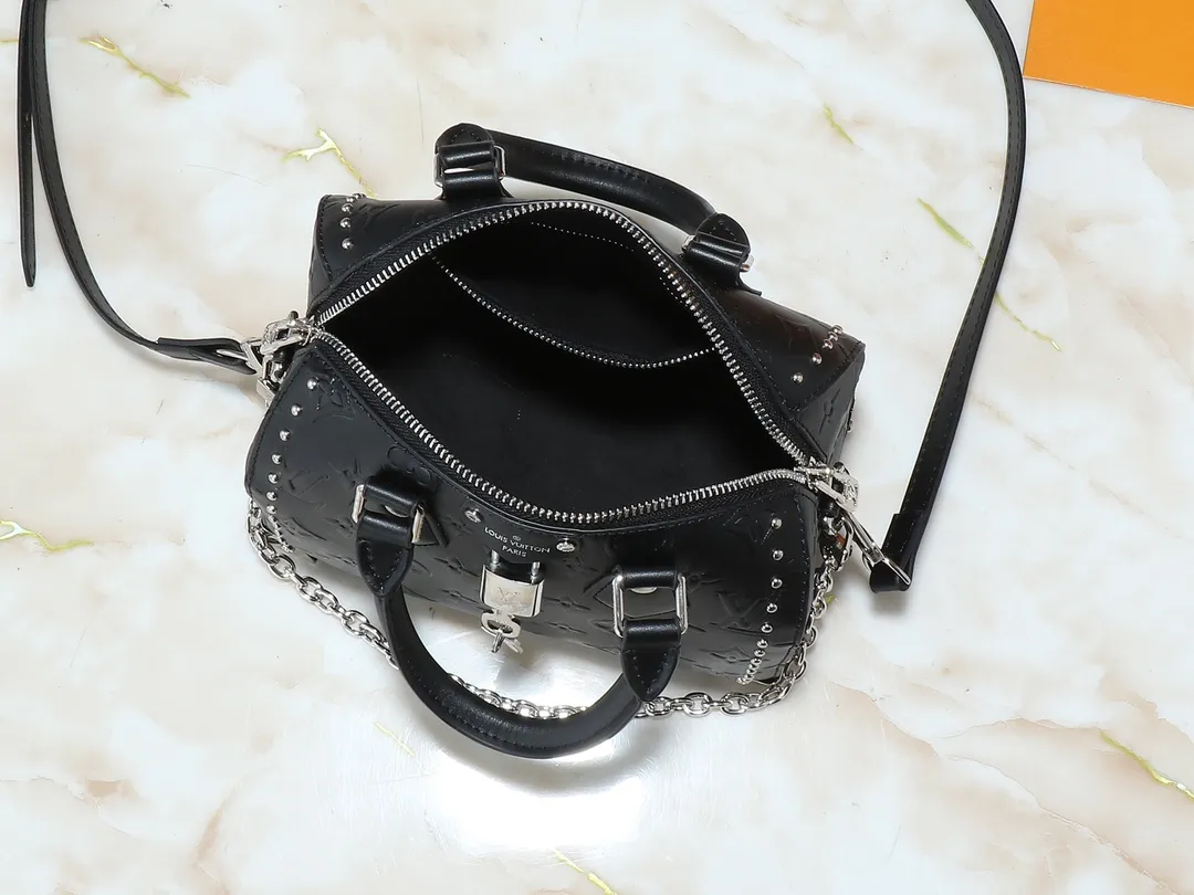 💰280💰Upgraded from the original M14575 M13146 Monogram Bold Speedy 20 Trunk handbag, it appeared in the 2025 Cruise early spring show in Monogram canvas. This time, it is smooth Monogram embossed cow leather integrated with Yingze metal parts, with iconic details such as padlocks, hard case-style corners and detachable woven chains. Internal slip pocket ensures neat storage of daily needs. Dimensions: 20.5 x 13.5 x 11.0 cm (length x height x width)
