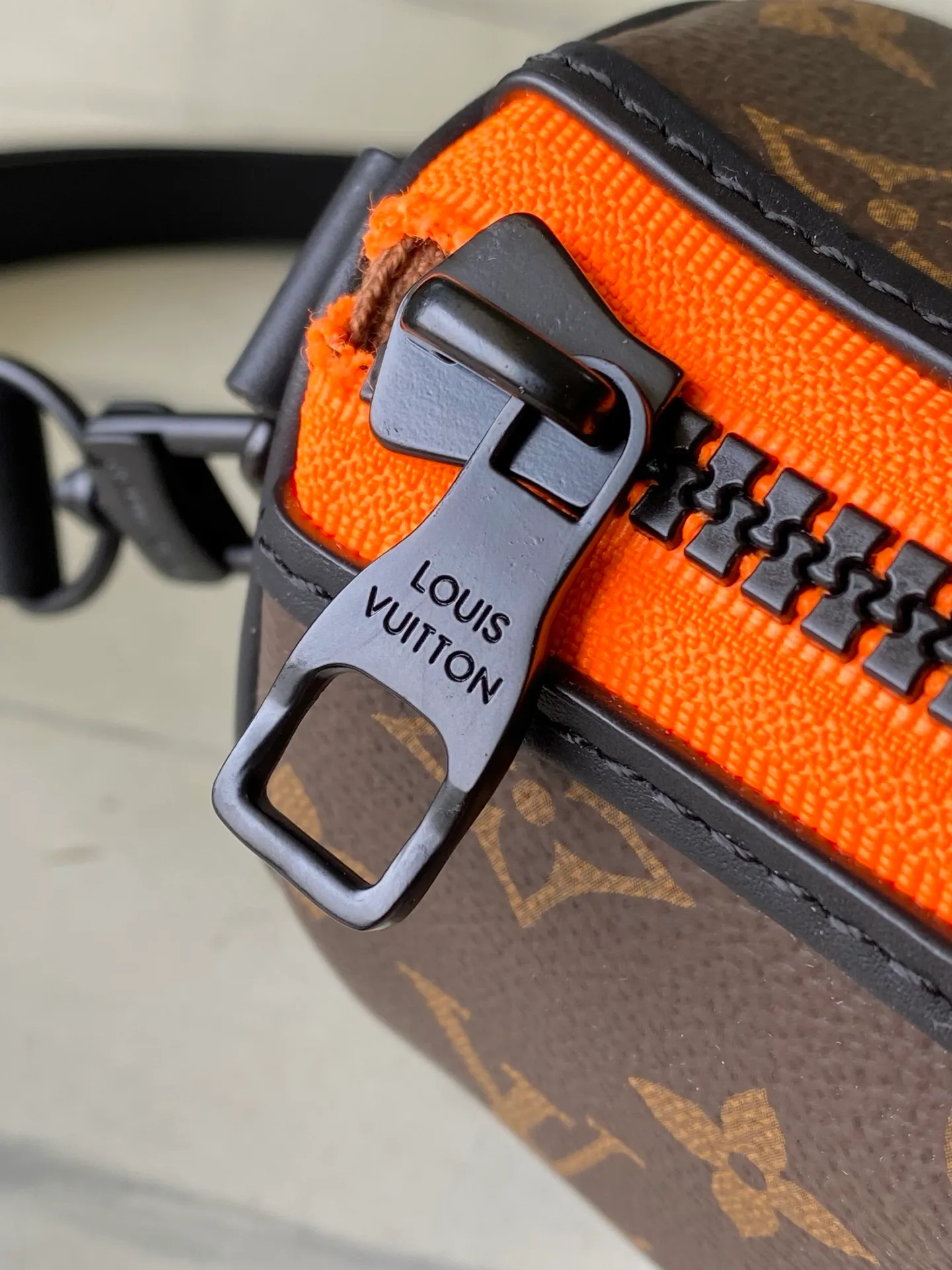 💰840 Top Original M80201 This Keepall Nano men's handbag is a compact version of the brand's original soft travel bag launched in 1930, combining Monogram canvas with black matte leather. A pop of neon orange next to the edge of the zipper makes this classic look pop. The embroidered patches feature cartoon characters from the “Zoom with friends” animated short created by menswear artistic director Virgil Abloh. Dimensions: 12 x 21 x 9 cm