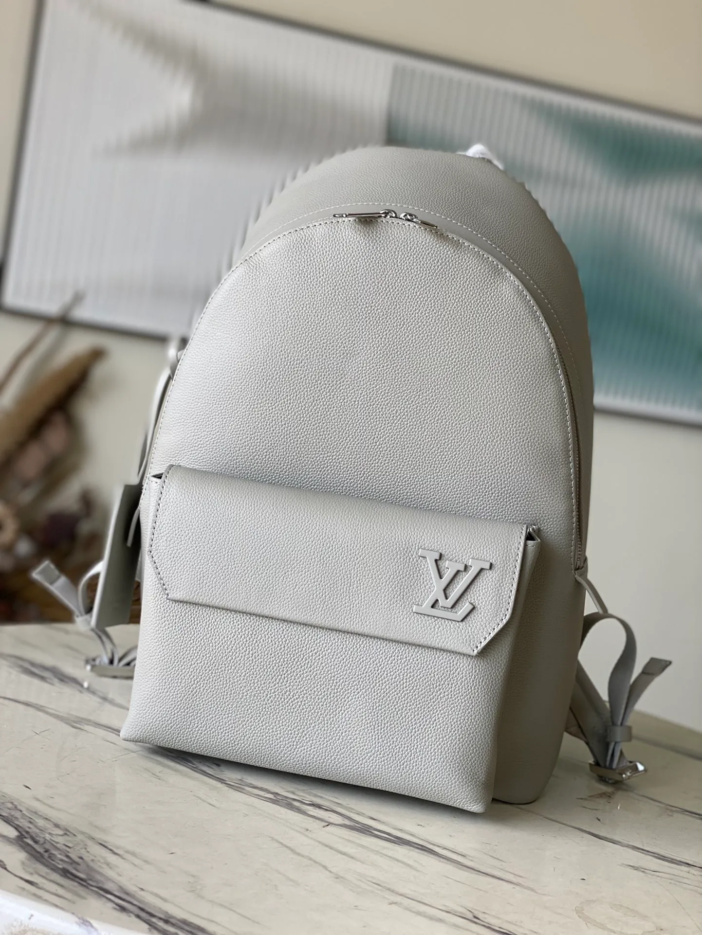 💰1160 (top-grain leather) top original order M59325 gray. The new backpack is made of Aerogram cow leather, which imitates the soft texture of old aviation letterheads and is embellished with metal logos. It can store laptops, mobile phones and other belongings, making it a thoughtful companion for short trips or city roaming. Dimensions: 30 x 43 x 14 cm