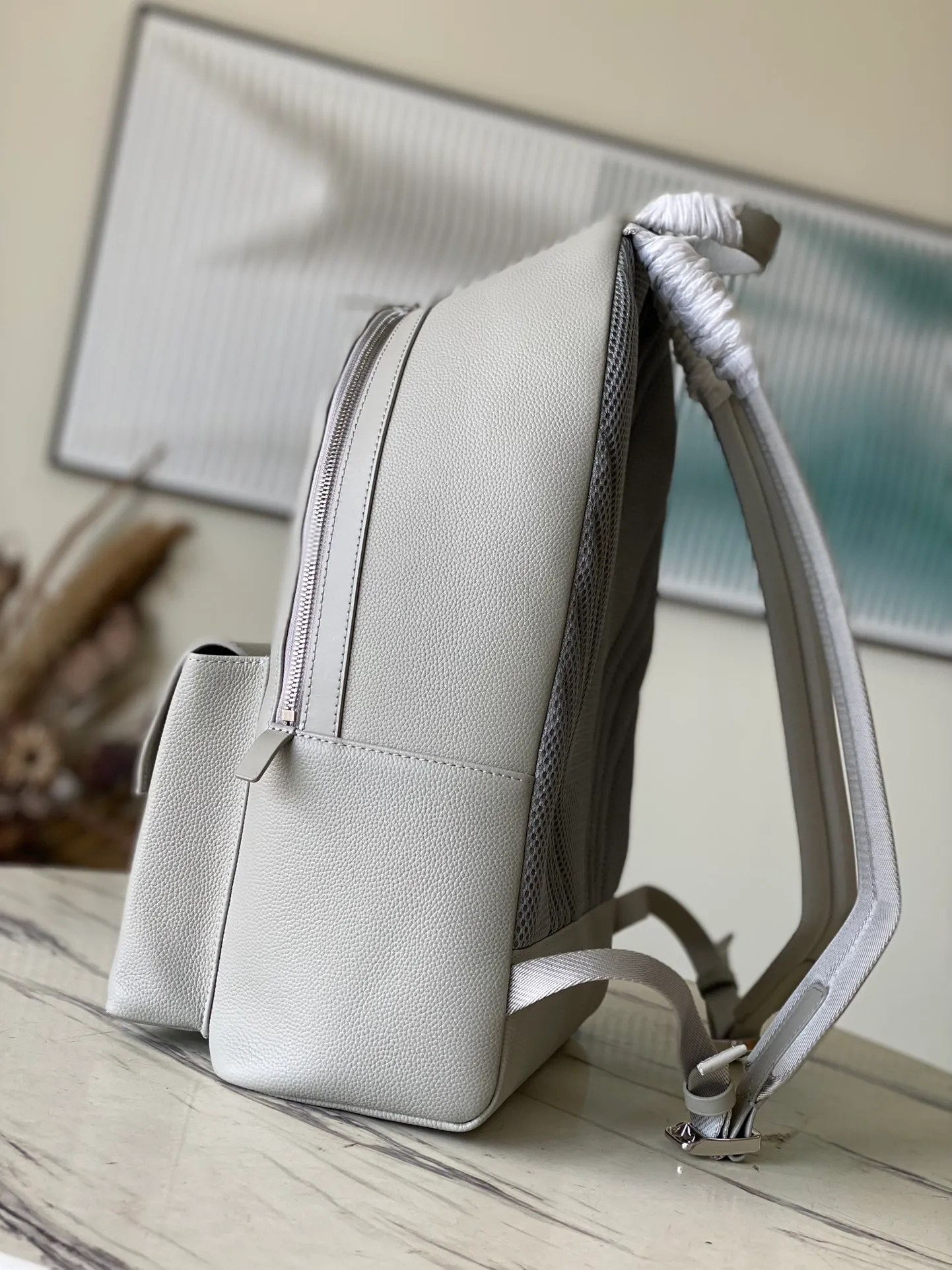 💰1160 (top-grain leather) top original order M59325 gray. The new backpack is made of Aerogram cow leather, which imitates the soft texture of old aviation letterheads and is embellished with metal logos. It can store laptops, mobile phones and other belongings, making it a thoughtful companion for short trips or city roaming. Dimensions: 30 x 43 x 14 cm