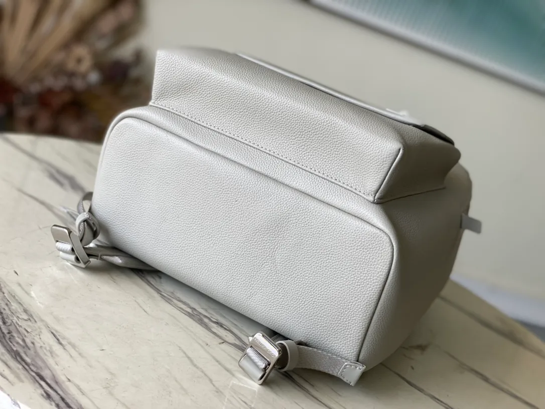 💰1160 (top-grain leather) top original order M59325 gray. The new backpack is made of Aerogram cow leather, which imitates the soft texture of old aviation letterheads and is embellished with metal logos. It can store laptops, mobile phones and other belongings, making it a thoughtful companion for short trips or city roaming. Dimensions: 30 x 43 x 14 cm
