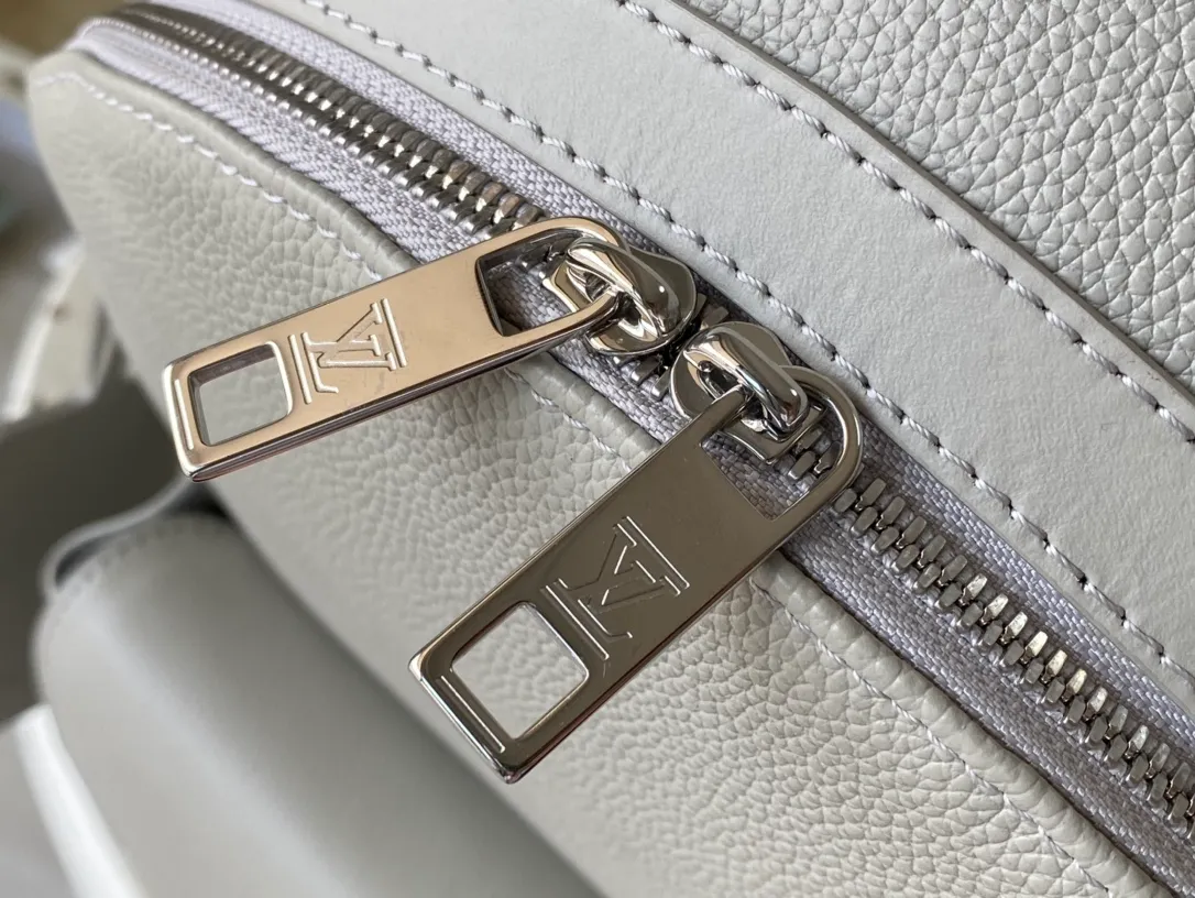 💰1160 (top-grain leather) top original order M59325 gray. The new backpack is made of Aerogram cow leather, which imitates the soft texture of old aviation letterheads and is embellished with metal logos. It can store laptops, mobile phones and other belongings, making it a thoughtful companion for short trips or city roaming. Dimensions: 30 x 43 x 14 cm