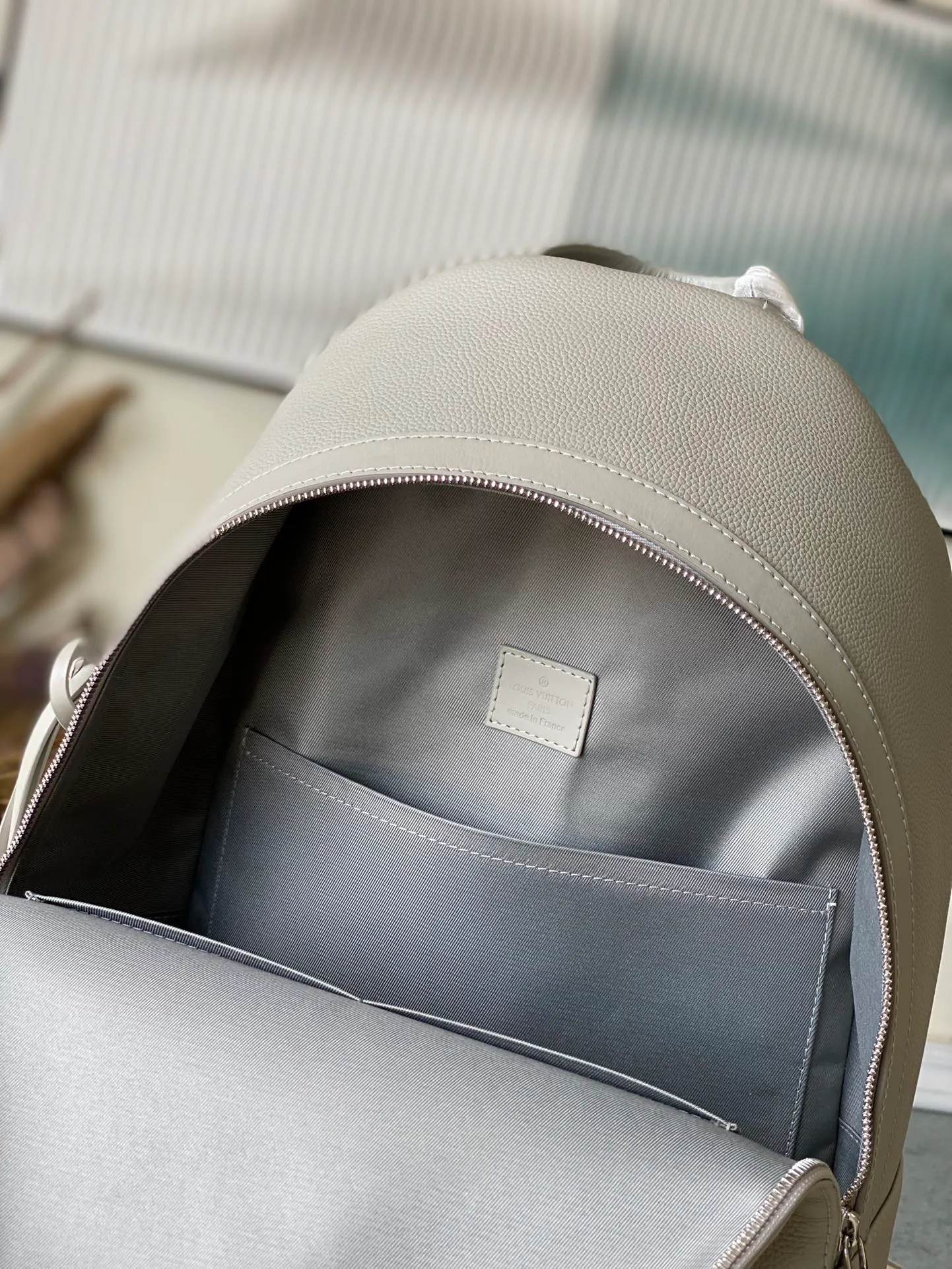 💰1160 (top-grain leather) top original order M59325 gray. The new backpack is made of Aerogram cow leather, which imitates the soft texture of old aviation letterheads and is embellished with metal logos. It can store laptops, mobile phones and other belongings, making it a thoughtful companion for short trips or city roaming. Dimensions: 30 x 43 x 14 cm