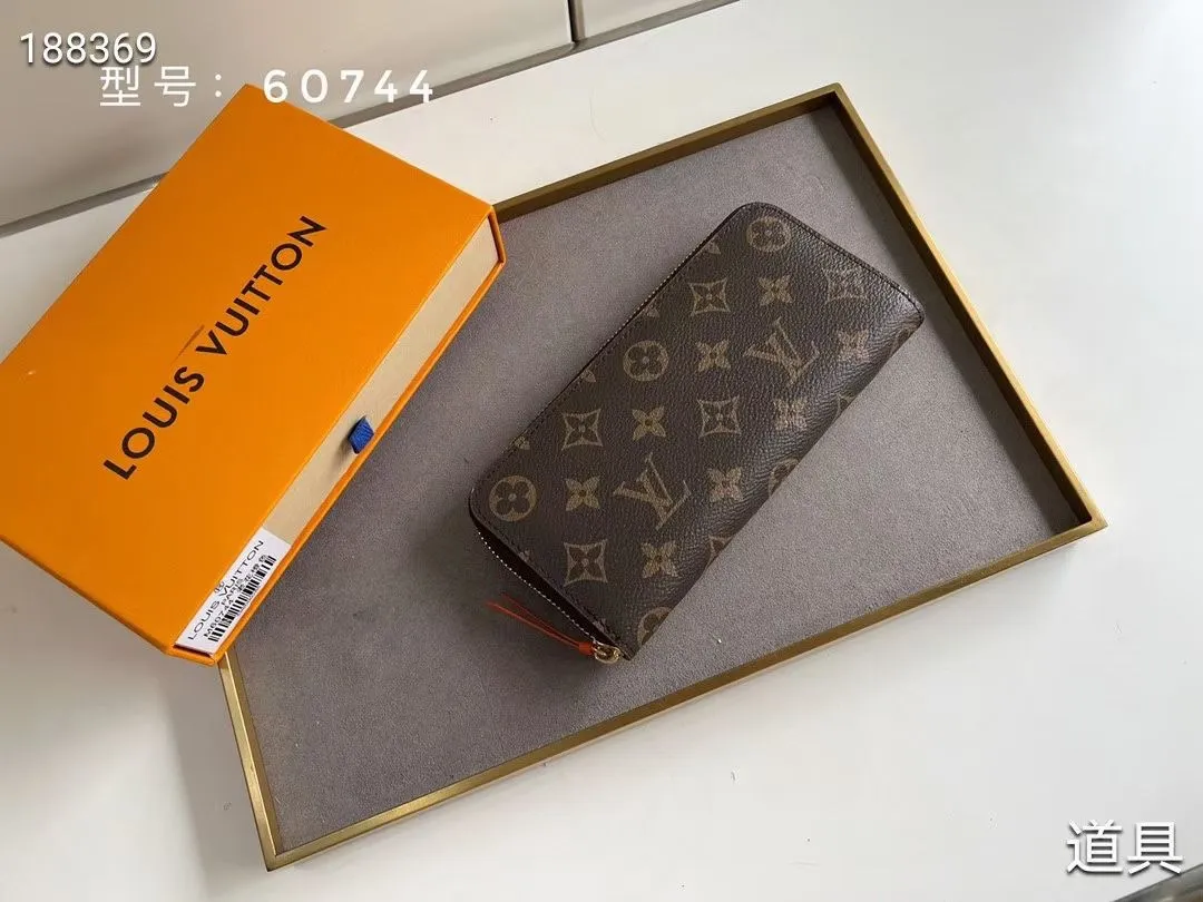 P100💰💎The original LV Clemence wallet is small and compact but has ample capacity. It is made of exquisite and durable Monogram canvas material. Bright color lining and leather zippers show off the playful charm of women. Model: 60744/60742. Size: 19.5×9×1.5cm