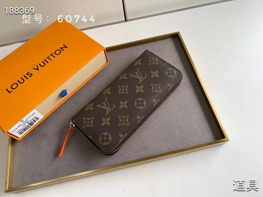 P100💰💎The original LV Clemence wallet is small and compact but has ample capacity. It is made of exquisite and durable Monogram canvas material. Bright color lining and leather zippers show off the playful charm of women. Model: 60744/60742. Size: 19.5×9×1.5cm