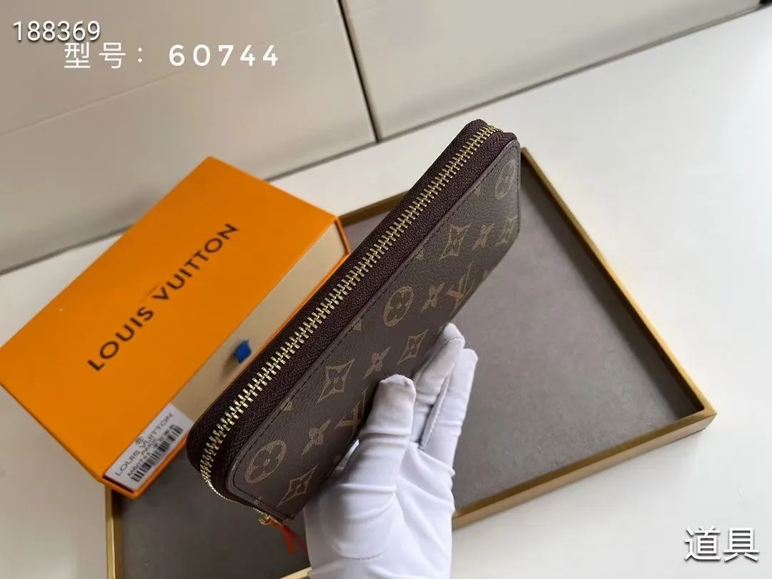 P100💰💎The original LV Clemence wallet is small and compact but has ample capacity. It is made of exquisite and durable Monogram canvas material. Bright color lining and leather zippers show off the playful charm of women. Model: 60744/60742. Size: 19.5×9×1.5cm