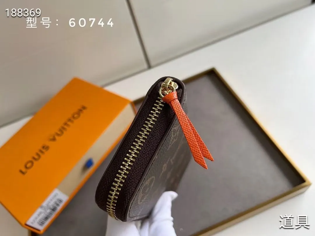 P100💰💎The original LV Clemence wallet is small and compact but has ample capacity. It is made of exquisite and durable Monogram canvas material. Bright color lining and leather zippers show off the playful charm of women. Model: 60744/60742. Size: 19.5×9×1.5cm