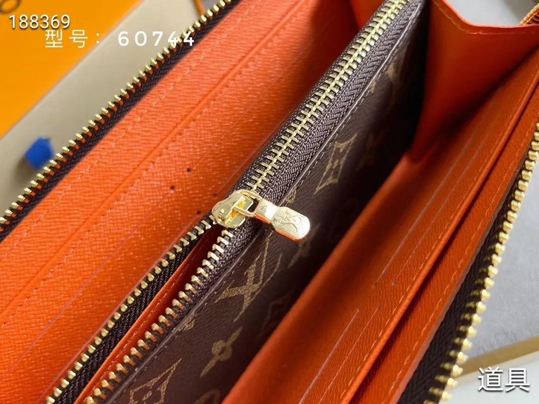P100💰💎The original LV Clemence wallet is small and compact but has ample capacity. It is made of exquisite and durable Monogram canvas material. Bright color lining and leather zippers show off the playful charm of women. Model: 60744/60742. Size: 19.5×9×1.5cm
