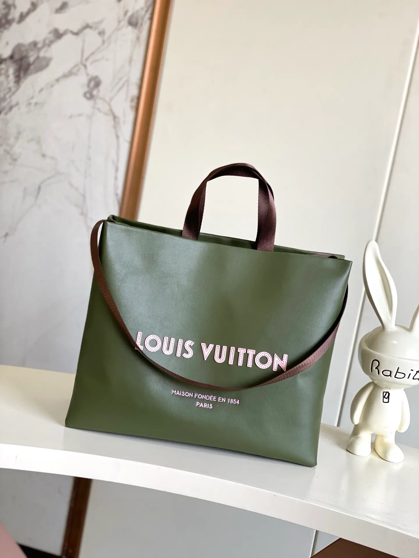 💰1100 (first layer of leather) top original order dynamic 163 M24457 orange M13979 black M15273 pink M26082 military green M13982 green top original order This Shopper medium handbag draws inspiration from Louis Vuitton shopping bags, with the words Louis Vuitton and Maison Fondée En 1854 written on soft cow leather, with a top handle and a detachable shoulder strap. 40.0 x 32.0 x 16.0 cm (L x H x W) • Cow leather • Cow leather trim • Textile lining • Metal hardware • Musketon closure • Main compartment • Zip pocket • Double patch pockets • Handles: Double handle