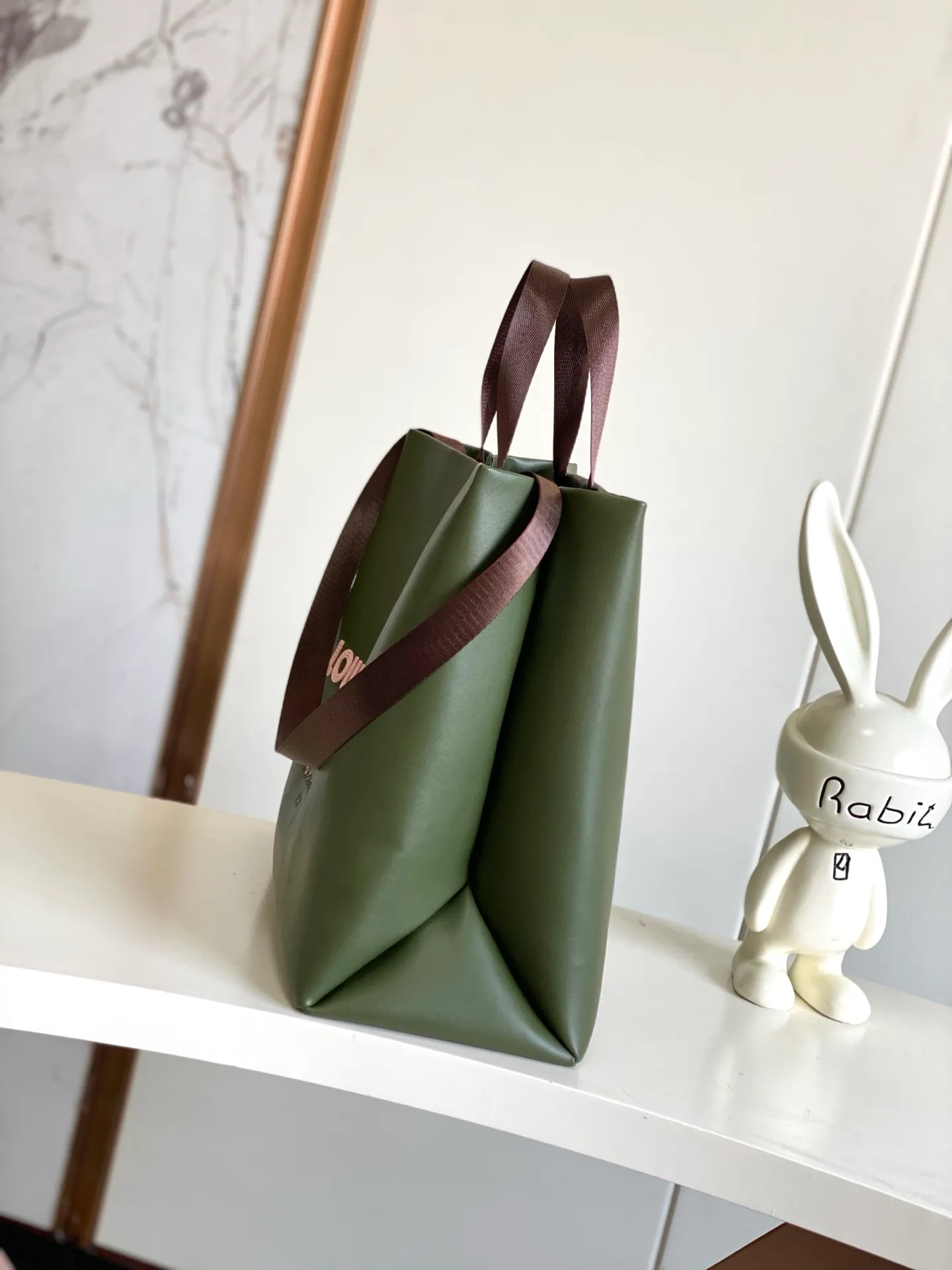 💰1100 (first layer of leather) top original order dynamic 163 M24457 orange M13979 black M15273 pink M26082 military green M13982 green top original order This Shopper medium handbag draws inspiration from Louis Vuitton shopping bags, with the words Louis Vuitton and Maison Fondée En 1854 written on soft cow leather, with a top handle and a detachable shoulder strap. 40.0 x 32.0 x 16.0 cm (L x H x W) • Cow leather • Cow leather trim • Textile lining • Metal hardware • Musketon closure • Main compartment • Zip pocket • Double patch pockets • Handles: Double handle