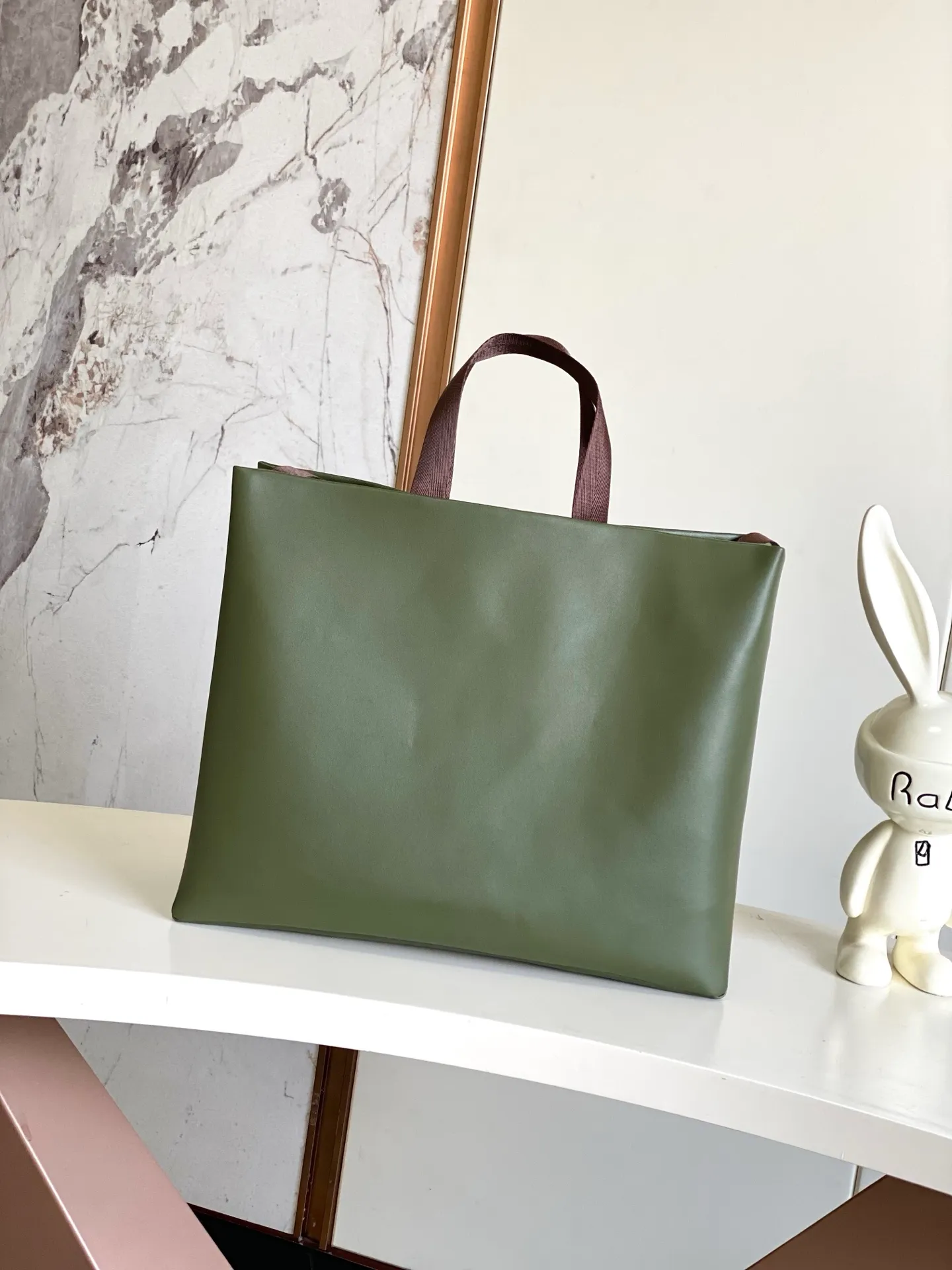 💰1100 (first layer of leather) top original order dynamic 163 M24457 orange M13979 black M15273 pink M26082 military green M13982 green top original order This Shopper medium handbag draws inspiration from Louis Vuitton shopping bags, with the words Louis Vuitton and Maison Fondée En 1854 written on soft cow leather, with a top handle and a detachable shoulder strap. 40.0 x 32.0 x 16.0 cm (L x H x W) • Cow leather • Cow leather trim • Textile lining • Metal hardware • Musketon closure • Main compartment • Zip pocket • Double patch pockets • Handles: Double handle