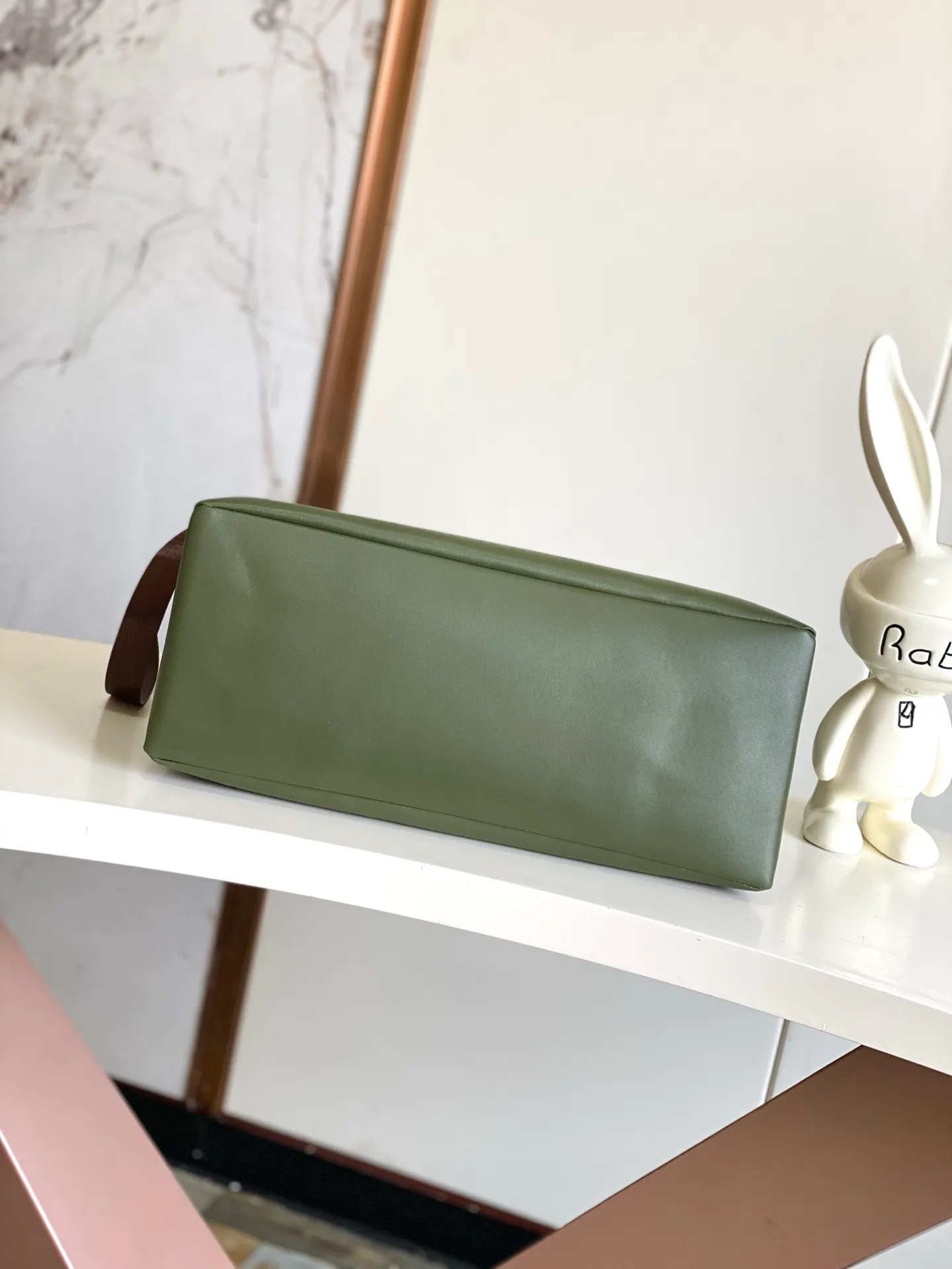 💰1100 (first layer of leather) top original order dynamic 163 M24457 orange M13979 black M15273 pink M26082 military green M13982 green top original order This Shopper medium handbag draws inspiration from Louis Vuitton shopping bags, with the words Louis Vuitton and Maison Fondée En 1854 written on soft cow leather, with a top handle and a detachable shoulder strap. 40.0 x 32.0 x 16.0 cm (L x H x W) • Cow leather • Cow leather trim • Textile lining • Metal hardware • Musketon closure • Main compartment • Zip pocket • Double patch pockets • Handles: Double handle