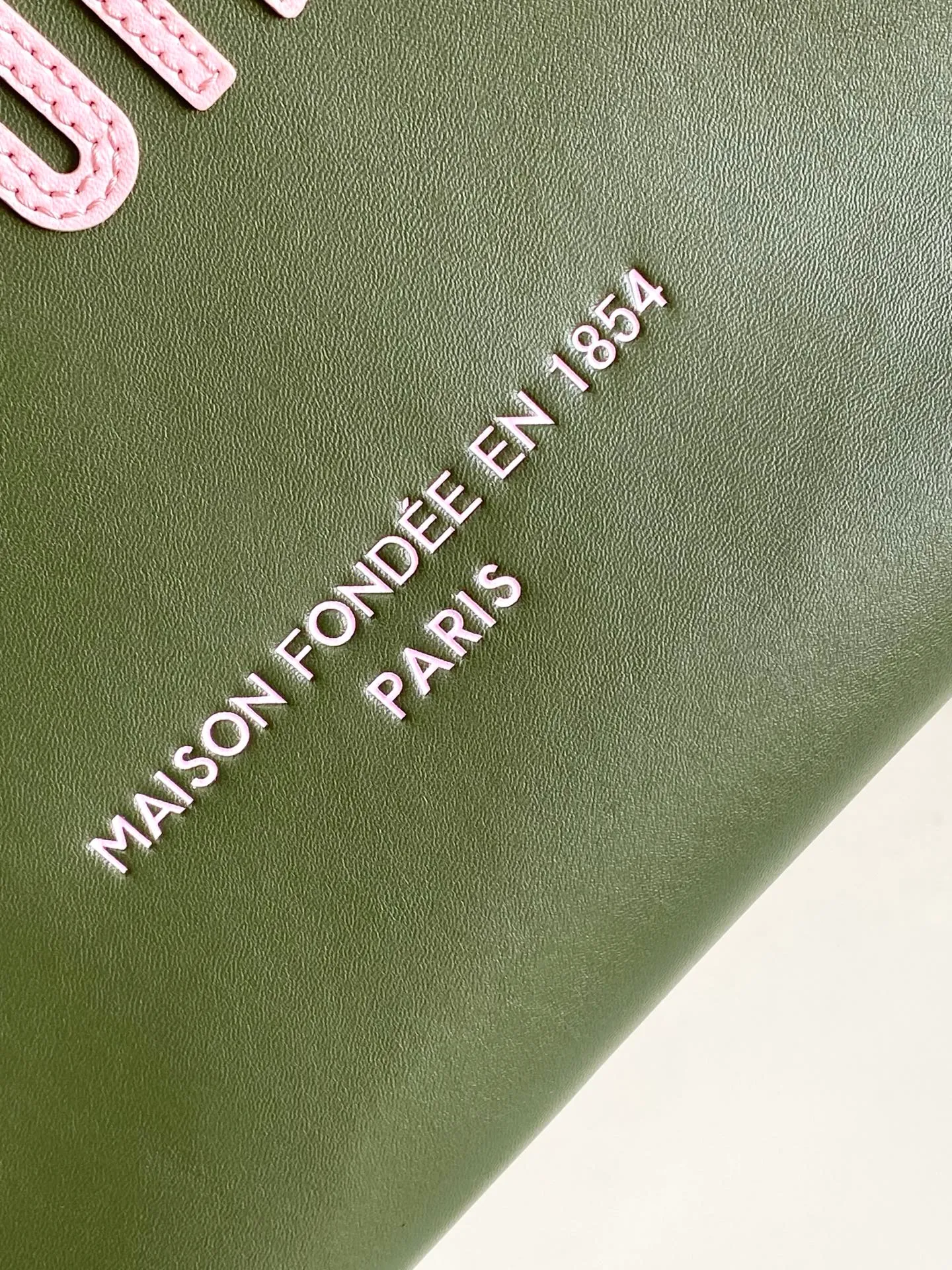💰1100 (first layer of leather) top original order dynamic 163 M24457 orange M13979 black M15273 pink M26082 military green M13982 green top original order This Shopper medium handbag draws inspiration from Louis Vuitton shopping bags, with the words Louis Vuitton and Maison Fondée En 1854 written on soft cow leather, with a top handle and a detachable shoulder strap. 40.0 x 32.0 x 16.0 cm (L x H x W) • Cow leather • Cow leather trim • Textile lining • Metal hardware • Musketon closure • Main compartment • Zip pocket • Double patch pockets • Handles: Double handle