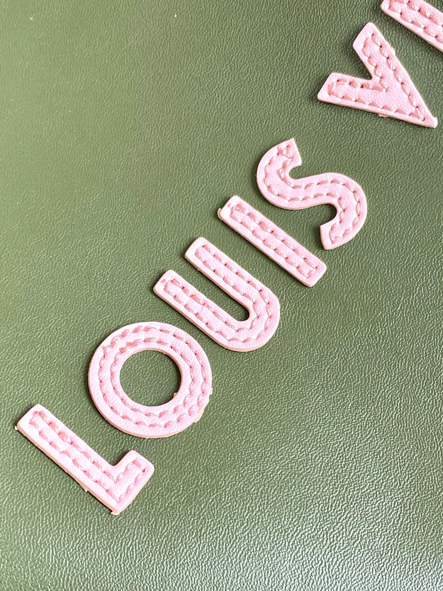 💰1100 (first layer of leather) top original order dynamic 163 M24457 orange M13979 black M15273 pink M26082 military green M13982 green top original order This Shopper medium handbag draws inspiration from Louis Vuitton shopping bags, with the words Louis Vuitton and Maison Fondée En 1854 written on soft cow leather, with a top handle and a detachable shoulder strap. 40.0 x 32.0 x 16.0 cm (L x H x W) • Cow leather • Cow leather trim • Textile lining • Metal hardware • Musketon closure • Main compartment • Zip pocket • Double patch pockets • Handles: Double handle