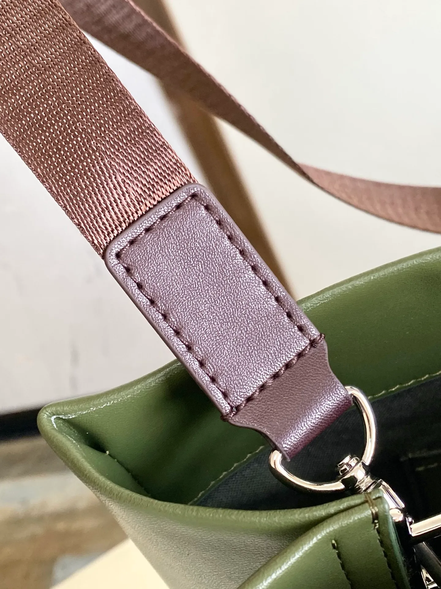 💰1100 (first layer of leather) top original order dynamic 163 M24457 orange M13979 black M15273 pink M26082 military green M13982 green top original order This Shopper medium handbag draws inspiration from Louis Vuitton shopping bags, with the words Louis Vuitton and Maison Fondée En 1854 written on soft cow leather, with a top handle and a detachable shoulder strap. 40.0 x 32.0 x 16.0 cm (L x H x W) • Cow leather • Cow leather trim • Textile lining • Metal hardware • Musketon closure • Main compartment • Zip pocket • Double patch pockets • Handles: Double handle