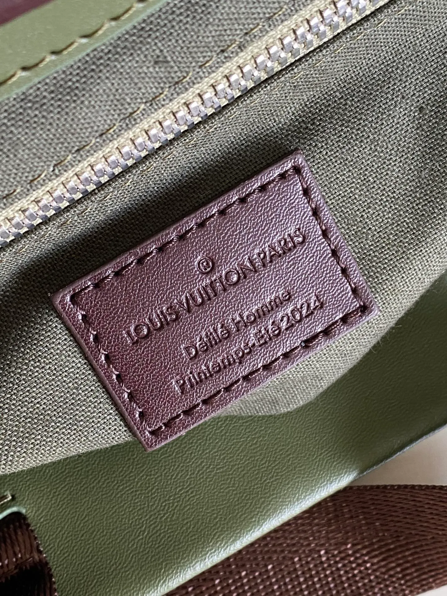 💰1100 (first layer of leather) top original order dynamic 163 M24457 orange M13979 black M15273 pink M26082 military green M13982 green top original order This Shopper medium handbag draws inspiration from Louis Vuitton shopping bags, with the words Louis Vuitton and Maison Fondée En 1854 written on soft cow leather, with a top handle and a detachable shoulder strap. 40.0 x 32.0 x 16.0 cm (L x H x W) • Cow leather • Cow leather trim • Textile lining • Metal hardware • Musketon closure • Main compartment • Zip pocket • Double patch pockets • Handles: Double handle