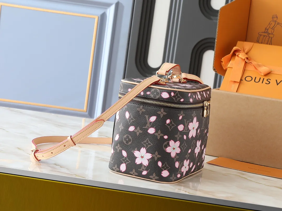 💰300💰Guangzhou goods Upgraded original version🔥Double-sided color-changing leather🔥M42265 M14181 This Nice cosmetic bag is made of Monogram coated canvas, with rounded brushstrokes to condense the box-shaped outline. The Cherry Blossom pattern brings out the joyful atmosphere of the Louis Vuitton x Takashi Murakami replica series, the cowhide leather handle shows exquisite details, and the double zipper closure securely stores all your travel needs. Dimensions: 24.0 x 18.0 x 14.5 cm (length x height x width)