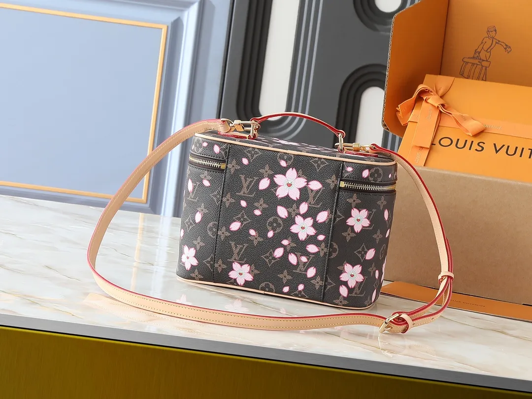 💰300💰Guangzhou goods Upgraded original version🔥Double-sided color-changing leather🔥M42265 M14181 This Nice cosmetic bag is made of Monogram coated canvas, with rounded brushstrokes to condense the box-shaped outline. The Cherry Blossom pattern brings out the joyful atmosphere of the Louis Vuitton x Takashi Murakami replica series, the cowhide leather handle shows exquisite details, and the double zipper closure securely stores all your travel needs. Dimensions: 24.0 x 18.0 x 14.5 cm (length x height x width)