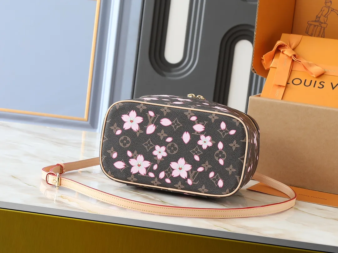 💰300💰Guangzhou goods Upgraded original version🔥Double-sided color-changing leather🔥M42265 M14181 This Nice cosmetic bag is made of Monogram coated canvas, with rounded brushstrokes to condense the box-shaped outline. The Cherry Blossom pattern brings out the joyful atmosphere of the Louis Vuitton x Takashi Murakami replica series, the cowhide leather handle shows exquisite details, and the double zipper closure securely stores all your travel needs. Dimensions: 24.0 x 18.0 x 14.5 cm (length x height x width)