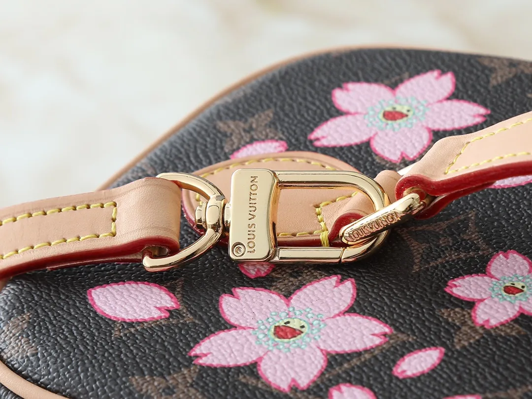 💰300💰Guangzhou goods Upgraded original version🔥Double-sided color-changing leather🔥M42265 M14181 This Nice cosmetic bag is made of Monogram coated canvas, with rounded brushstrokes to condense the box-shaped outline. The Cherry Blossom pattern brings out the joyful atmosphere of the Louis Vuitton x Takashi Murakami replica series, the cowhide leather handle shows exquisite details, and the double zipper closure securely stores all your travel needs. Dimensions: 24.0 x 18.0 x 14.5 cm (length x height x width)