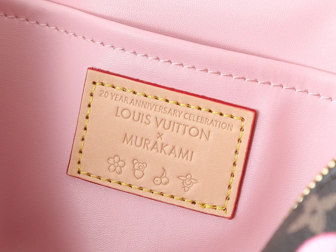 💰300💰Guangzhou goods Upgraded original version🔥Double-sided color-changing leather🔥M42265 M14181 This Nice cosmetic bag is made of Monogram coated canvas, with rounded brushstrokes to condense the box-shaped outline. The Cherry Blossom pattern brings out the joyful atmosphere of the Louis Vuitton x Takashi Murakami replica series, the cowhide leather handle shows exquisite details, and the double zipper closure securely stores all your travel needs. Dimensions: 24.0 x 18.0 x 14.5 cm (length x height x width)