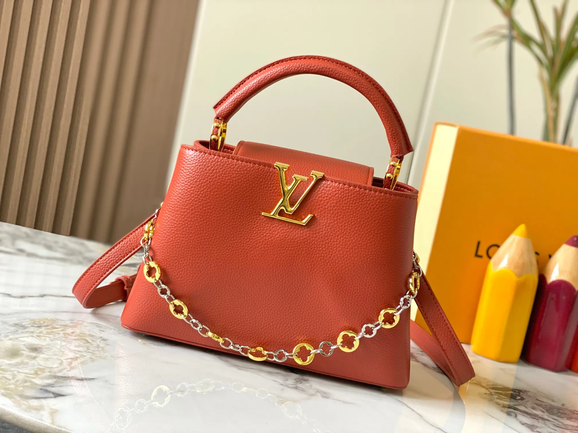 Top original P460 Guangzhou product 🇫🇷M12936 This CapucinesBB handbag is made of flexible Taurillon cow leather, with jewelry-style double-plated chains and Monogram floral elements to highlight the identity of the ChainOnYou series. The flip cover can be placed on both the inside and outside. The ample configuration and multiple inner pockets are convenient for storing daily needs. The round LV letters add ingenious details. Size:27×18×9cm