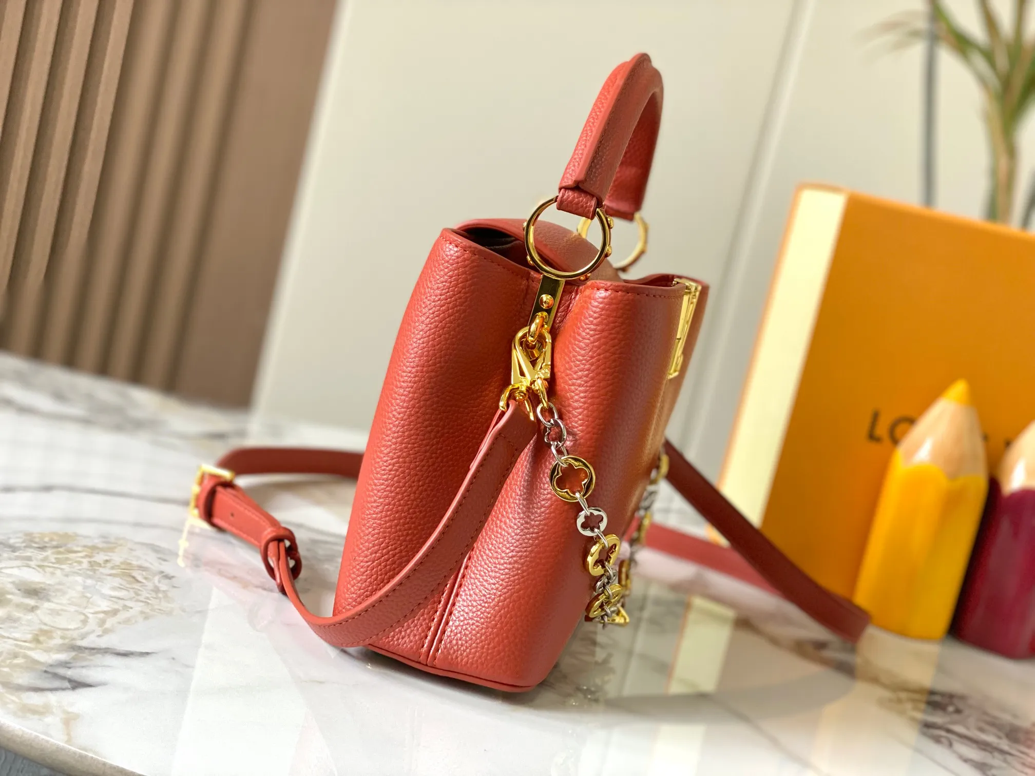 Top original P460 Guangzhou product 🇫🇷M12936 This CapucinesBB handbag is made of flexible Taurillon cow leather, with jewelry-style double-plated chains and Monogram floral elements to highlight the identity of the ChainOnYou series. The flip cover can be placed on both the inside and outside. The ample configuration and multiple inner pockets are convenient for storing daily needs. The round LV letters add ingenious details. Size:27×18×9cm