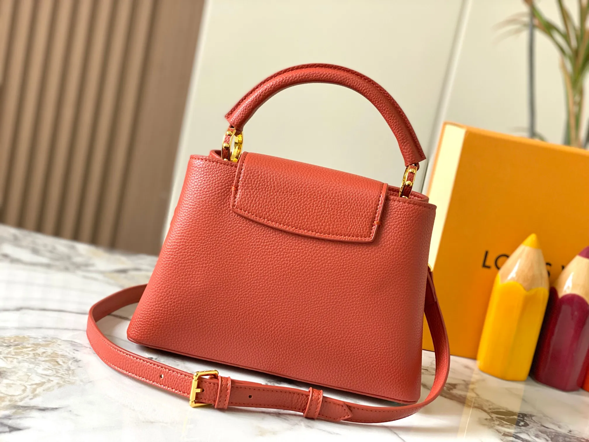 Top original P460 Guangzhou product 🇫🇷M12936 This CapucinesBB handbag is made of flexible Taurillon cow leather, with jewelry-style double-plated chains and Monogram floral elements to highlight the identity of the ChainOnYou series. The flip cover can be placed on both the inside and outside. The ample configuration and multiple inner pockets are convenient for storing daily needs. The round LV letters add ingenious details. Size:27×18×9cm