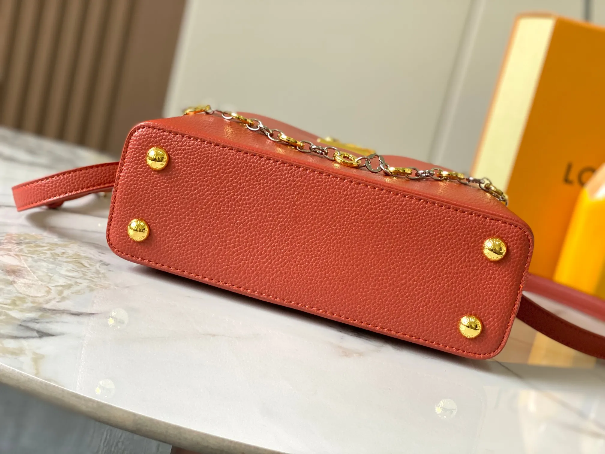 Top original P460 Guangzhou product 🇫🇷M12936 This CapucinesBB handbag is made of flexible Taurillon cow leather, with jewelry-style double-plated chains and Monogram floral elements to highlight the identity of the ChainOnYou series. The flip cover can be placed on both the inside and outside. The ample configuration and multiple inner pockets are convenient for storing daily needs. The round LV letters add ingenious details. Size:27×18×9cm
