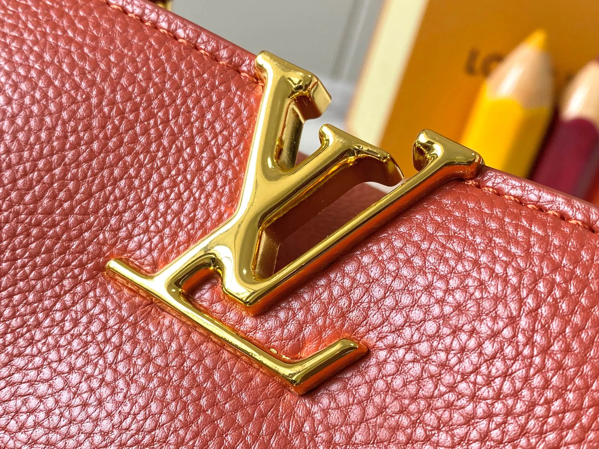 Top original P460 Guangzhou product 🇫🇷M12936 This CapucinesBB handbag is made of flexible Taurillon cow leather, with jewelry-style double-plated chains and Monogram floral elements to highlight the identity of the ChainOnYou series. The flip cover can be placed on both the inside and outside. The ample configuration and multiple inner pockets are convenient for storing daily needs. The round LV letters add ingenious details. Size:27×18×9cm