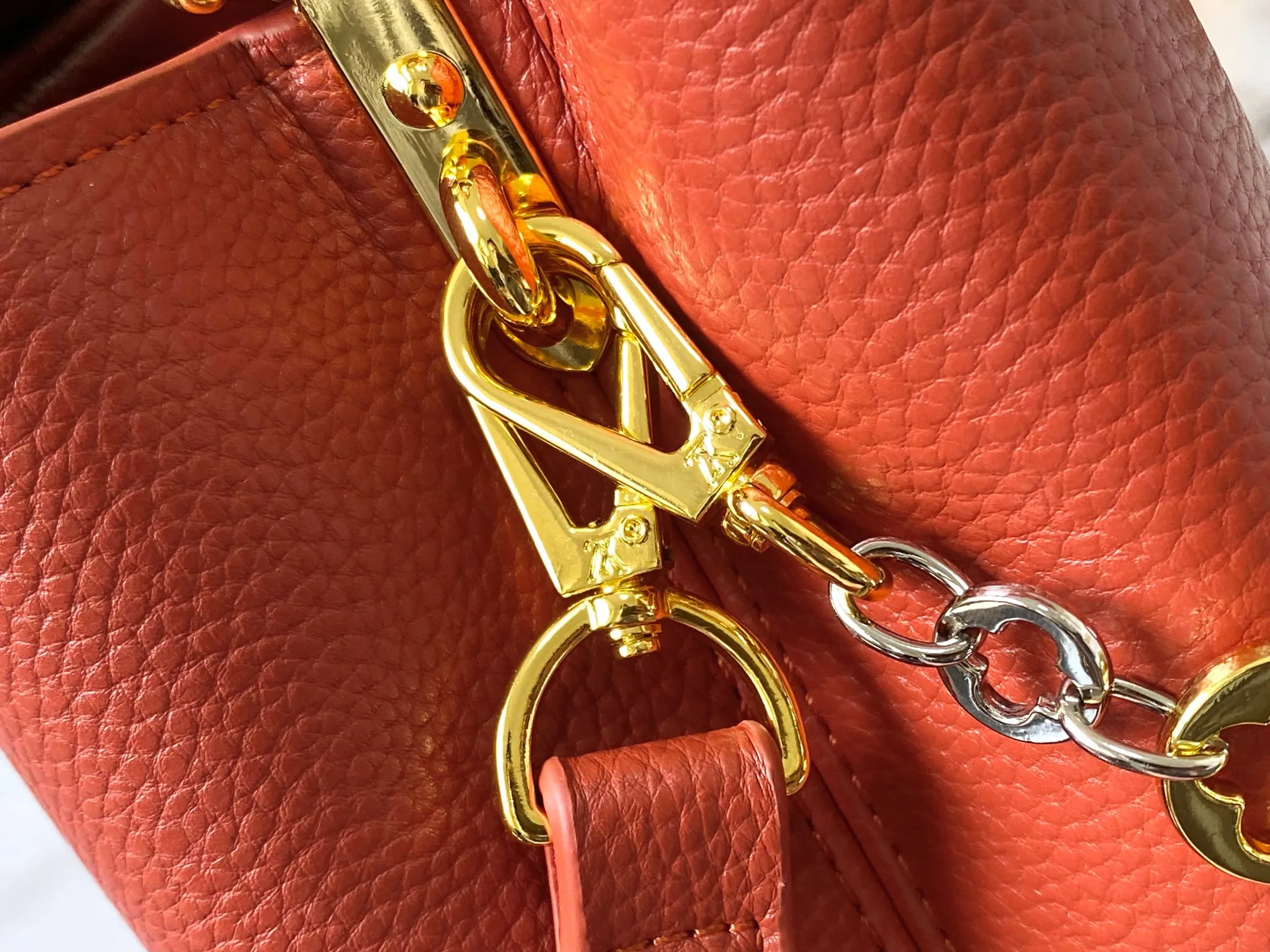 Top original P460 Guangzhou product 🇫🇷M12936 This CapucinesBB handbag is made of flexible Taurillon cow leather, with jewelry-style double-plated chains and Monogram floral elements to highlight the identity of the ChainOnYou series. The flip cover can be placed on both the inside and outside. The ample configuration and multiple inner pockets are convenient for storing daily needs. The round LV letters add ingenious details. Size:27×18×9cm