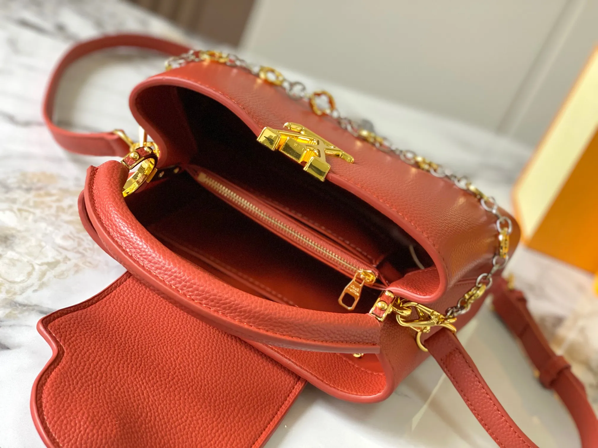 Top original P460 Guangzhou product 🇫🇷M12936 This CapucinesBB handbag is made of flexible Taurillon cow leather, with jewelry-style double-plated chains and Monogram floral elements to highlight the identity of the ChainOnYou series. The flip cover can be placed on both the inside and outside. The ample configuration and multiple inner pockets are convenient for storing daily needs. The round LV letters add ingenious details. Size:27×18×9cm
