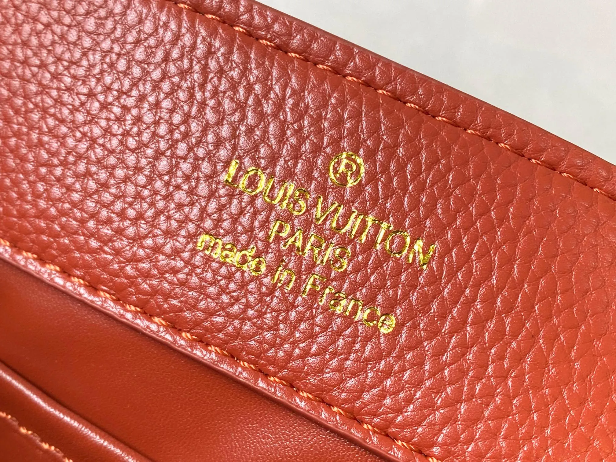 Top original P460 Guangzhou product 🇫🇷M12936 This CapucinesBB handbag is made of flexible Taurillon cow leather, with jewelry-style double-plated chains and Monogram floral elements to highlight the identity of the ChainOnYou series. The flip cover can be placed on both the inside and outside. The ample configuration and multiple inner pockets are convenient for storing daily needs. The round LV letters add ingenious details. Size:27×18×9cm