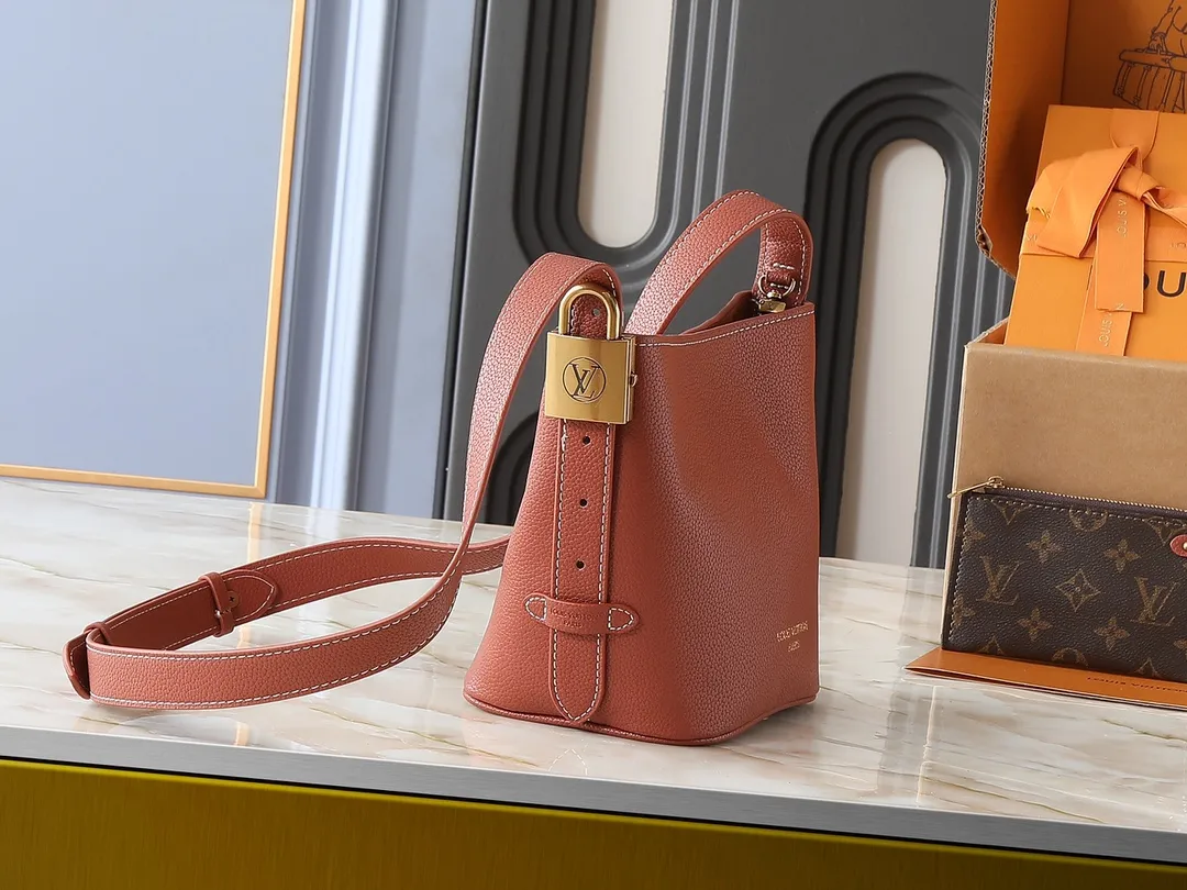 💰240💰Upgraded from the original M14416 M25543 M12925 This All In BB handbag is from the Low Key series. It is made of grained cow leather to create a compact bucket bag structure, which can be carried in a variety of ways for day and night occasions. The distressed metal pieces convey a retro feel, while the LV padlock and removable Monogram pocket highlight the brand's style. Dimensions: 16.0 x 18.0 x 12.0 cm (length x height x width)