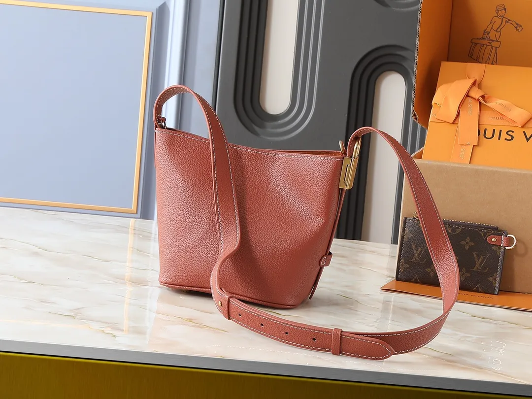 💰240💰Upgraded from the original M14416 M25543 M12925 This All In BB handbag is from the Low Key series. It is made of grained cow leather to create a compact bucket bag structure, which can be carried in a variety of ways for day and night occasions. The distressed metal pieces convey a retro feel, while the LV padlock and removable Monogram pocket highlight the brand's style. Dimensions: 16.0 x 18.0 x 12.0 cm (length x height x width)