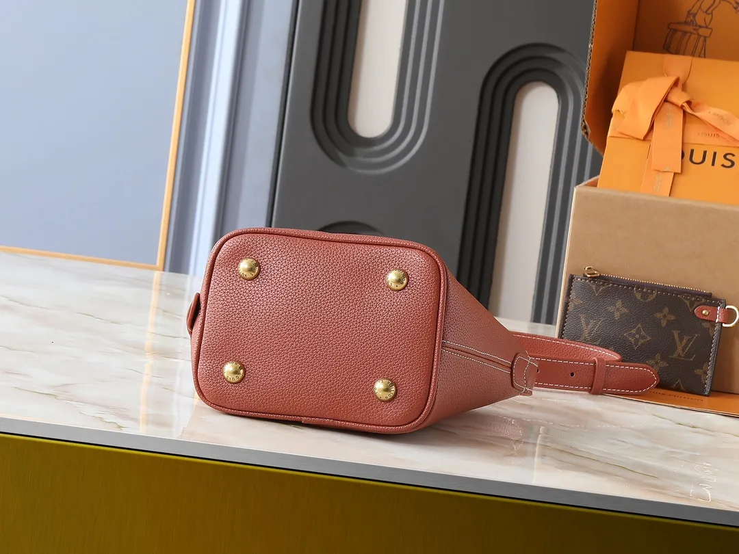 💰240💰Upgraded from the original M14416 M25543 M12925 This All In BB handbag is from the Low Key series. It is made of grained cow leather to create a compact bucket bag structure, which can be carried in a variety of ways for day and night occasions. The distressed metal pieces convey a retro feel, while the LV padlock and removable Monogram pocket highlight the brand's style. Dimensions: 16.0 x 18.0 x 12.0 cm (length x height x width)