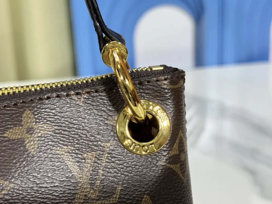 P200💰Upgraded from the original M12174, this Pochette Sèvres is part of the LV Ski Collection and is ready to shine in a “shiny” gun metal tone. It's crafted from signature Monogram Empreinte leather with pale gold hardware for an elegant contrast. The double zip closure features two pendants, one depicting an LV ring and the other displaying a crystal-embellished Monogram flower. Think of it as the perfect après-ski bag. Dimensions: 25 x 13 x 5 cm (length x height x width)