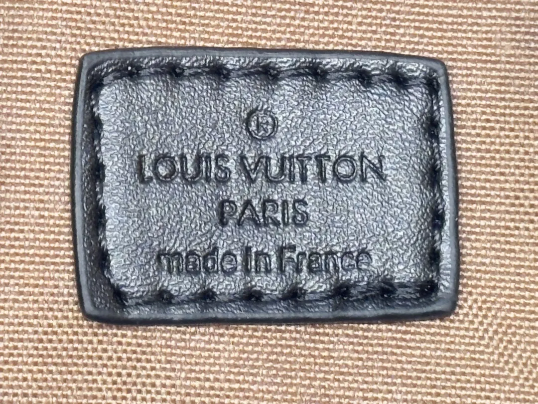 P200💰Upgraded from the original M12174, this Pochette Sèvres is part of the LV Ski Collection and is ready to shine in a “shiny” gun metal tone. It's crafted from signature Monogram Empreinte leather with pale gold hardware for an elegant contrast. The double zip closure features two pendants, one depicting an LV ring and the other displaying a crystal-embellished Monogram flower. Think of it as the perfect après-ski bag. Dimensions: 25 x 13 x 5 cm (length x height x width)