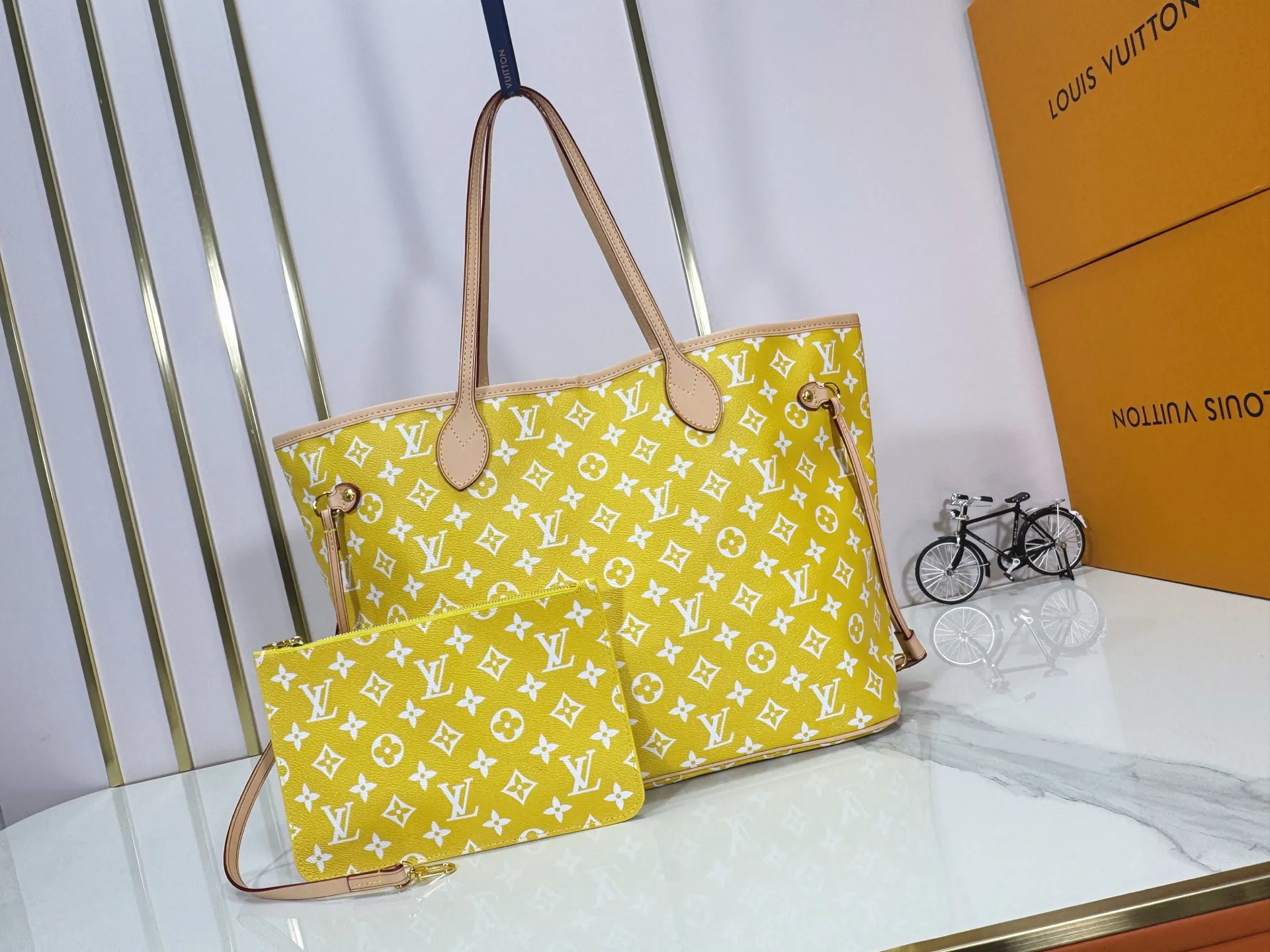 P280 Upgraded Original M40995 The legendary Neverfull bag always meets your every handbag need. It has a large capacity but is not bulky. It is stiff and soft to the touch, making it suitable for home and travel. Tighten the side ties and it instantly transforms into a stylish urban handbag. Loosen the straps and it transforms into a chic and practical handbag. The slender leather handle can be carried over the shoulder or between the arms. The model shown here is made of Damier Ebène canvas. Dimensions: 31.0 x 28.0 x 14.0 cm